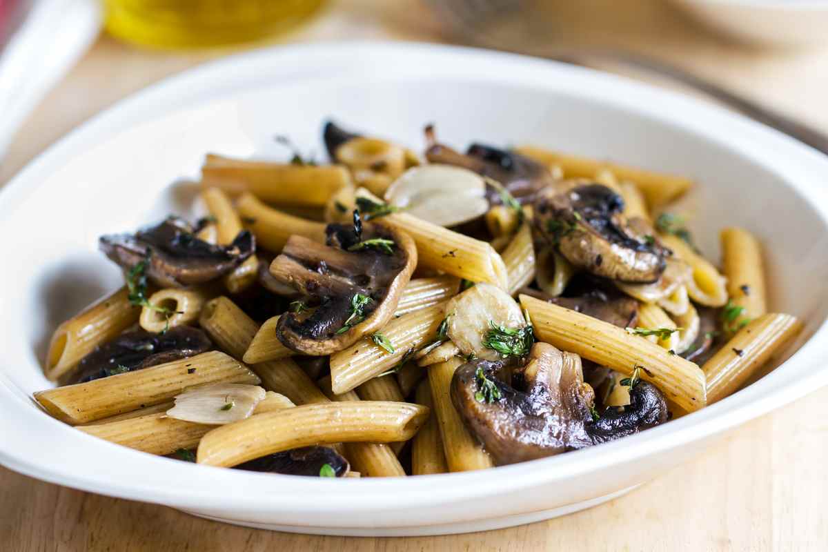 Pasta con funghi e acciughe